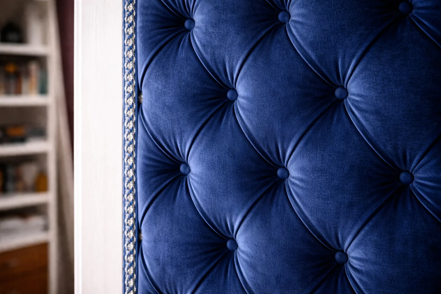 Gepolsterte Tür mit Stoffbezug und Knopfheftung – maßgefertigte Türpolsterung für Schallschutz und Design